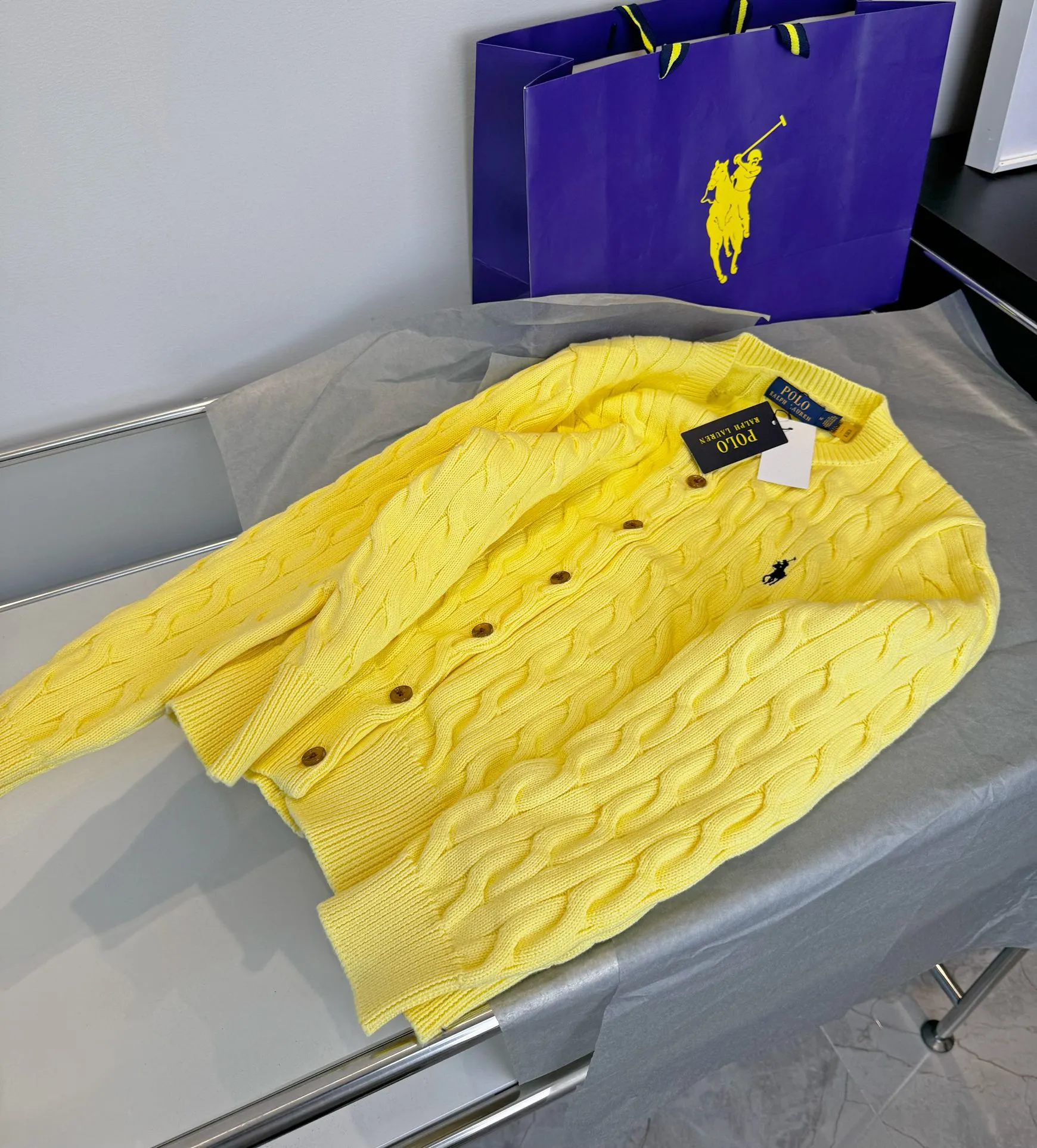 🅿️240 Style number: L05 (lemon yellow) Ralph Lauren RL classic war horse logo embroidery on the chest cable pattern twist button round neck long sleeves buttoned knitted sweater cardigan jacket Color: SIZE: XS S M L Size reference # Length Bust Shoulder width 64 52 45 I will always love sweet girls. The soft and glutinous🧶🫶 style is a very classic cable sweater. It has an American retro college style. It feels very comfortable. It is a must-have item for spring, autumn and winter wardrobes. It also looks good when layered as an inner layer in cold weather. High-density LOGO embroidery on the chest, and original customization of tag accessories. Made of pure cotton yarn 🧶 blended with wool, pure cotton is skin-friendly and comfortable, small label war horse embroidered twist turtleneck sweater 🐎 high quality. Follow the blogger to learn how to wear it! Let’s get a Ralph Lauren cable sweater. It’s a super hard-to-find series after it became popular. It’s hard to find one on the official website. It’s simple and practical to wear, with a lazy and loose feel. The thickened fabric has a more texture, soft and delicate feel, and a loose fit. Whether worn alone or layered, you can wear different styles of fashion with just one piece. ⚠️Contains wool products🦙 Pay attention to the washing method to avoid shrinkage